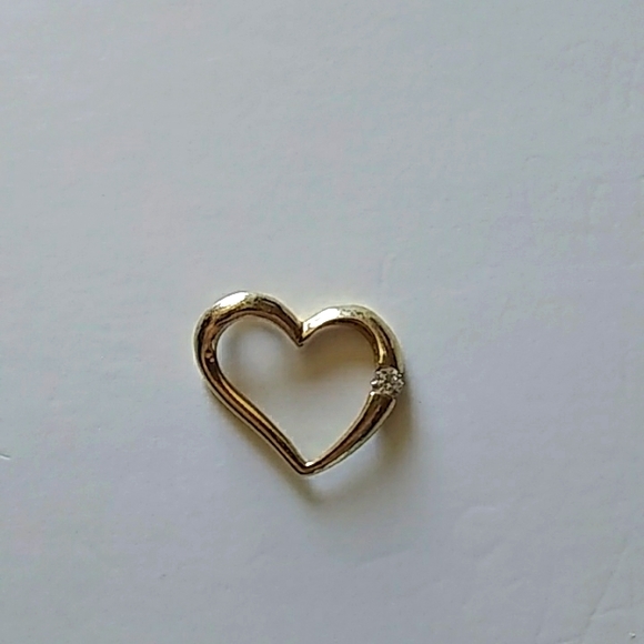 10k ❤️ heart pendant with Gem chip
